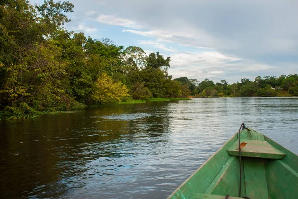 Barco de madeira tradicional flutua no rio Amazonas na selva. Rio Amazonas Manaus, Amazonas, Brasil . — Fotografia de Stock