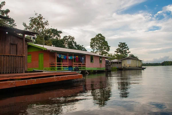 Amazonská řeka, Manaus, Amazonas, Brazílie: krásná krajina s výhledem na řeku Amazonky s domy. — Stock fotografie