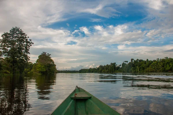 Segling nedför floden mitt i Amazonas djungel. Amazon River, Manaus, Amazonas, Brasilien. — Stockfoto