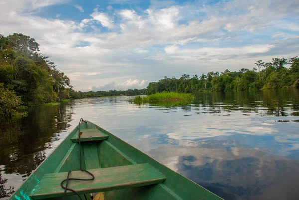 Amazon Ormanı'nın ortasında nehirden aşağı yelken açmak. Amazon nehri, Manaus, Amazonas, Brezilya. — Stok fotoğraf