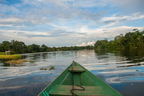 在丛林中的亚马逊河上乘坐木船上航行。亚马孙河马纳斯， 亚马逊， 巴西. — 图库照片