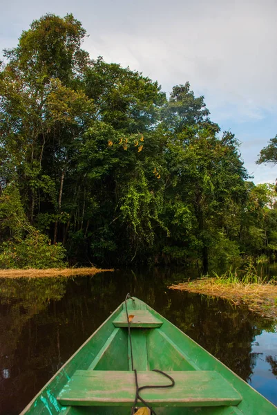 Amazon nehri, Manaus, Amazonas, Brezilya: Amazon ormanının durgun sularında Amazon nehri üzerinde yüzen ahşap tekne. — Stok fotoğraf