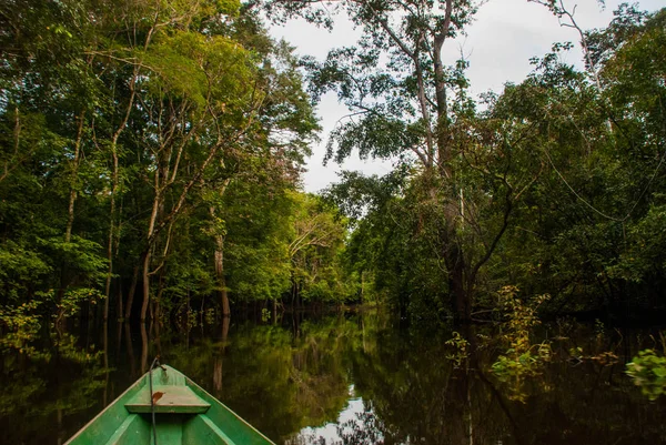 Amazon nehri, Manaus, Amazonas, Brezilya: Amazon ormanının durgun sularında Amazon nehri üzerinde yüzen ahşap tekne. — Stok fotoğraf