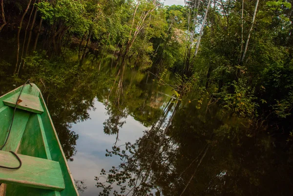亚马逊河，马纳斯河，亚马逊河，巴西：在亚马逊丛林的回水中漂浮在亚马逊河上的木船. — 图库照片