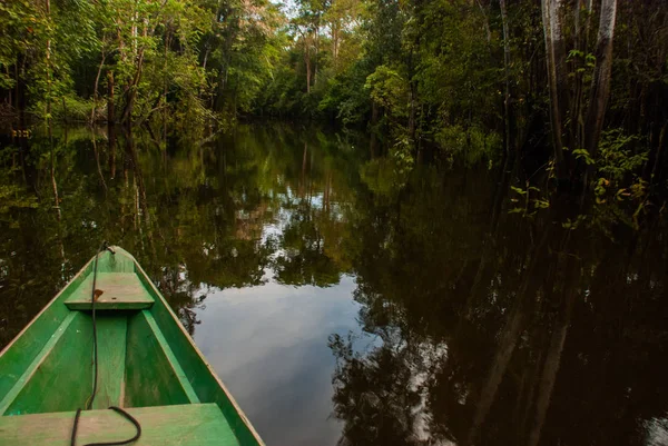 Amazon nehri, Manaus, Amazonas, Brezilya: Amazon ormanının durgun sularında Amazon nehri üzerinde yüzen ahşap tekne. — Stok fotoğraf