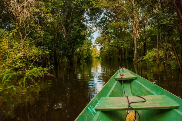 Río Amazonas, Manaus, Amazonas, Brasil: Barco de madera flotando en el río Amazonas en los remansos de la selva amazónica . — Foto de Stock