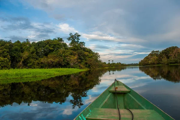 정글의 아마존 강에 는 전통적인 목조 보트가 떠 있습니다. 아마존 리버 마나우스, 아마존나스, 브라질. — 스톡 사진