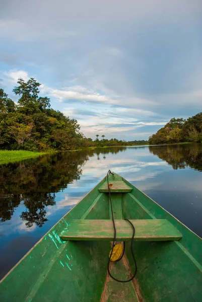 Tradiční dřevěná loď pluje po řece Amazonky v džungli. Amazonská řeka Manaus, Amazonas, Brazílie. — Stock fotografie