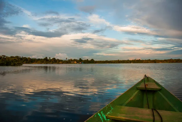 Traditional wooden boat floats on the Amazon river in the jungle. Amazon River Manaus, Amazonas, Brazil. — Stock Photo, Image