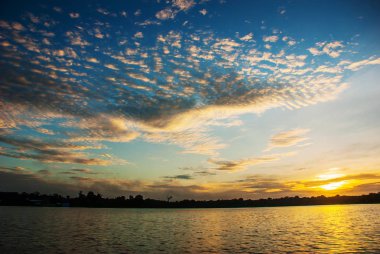 Amazon nehri, Amazonas, Brezilya: Amazon nehri üzerinde güzel gündoğumu. nehir ve gökyüzü manzaralı manzara.
