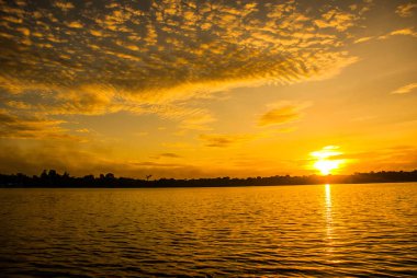 Amazon nehri, Amazonas, Brezilya: Amazon nehri üzerinde güzel gündoğumu. nehir ve gökyüzü manzaralı manzara.