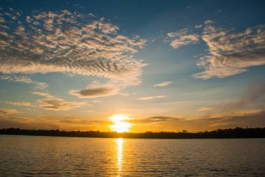 Amazon nehri, Amazonas, Brezilya: Amazon nehri üzerinde güzel gündoğumu. nehir ve gökyüzü manzaralı manzara.