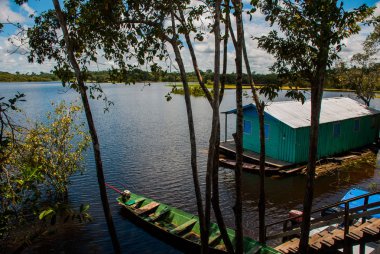 Amazon nehri, Manaus, Amazonas, Brezilya: Evleri ile Amazon nehri bakan güzel manzara.