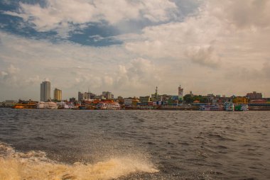 Manaus, Amazonas, Brezilya: Manaus Limanı, Amazon. Manaus Amazonas limanında tipik Amazon tekneler