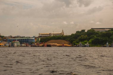 Manaus, Amazonas, Brezilya: Gemide popüler turist gezisi. Liman kenti Manaus'a tekneyle bak.