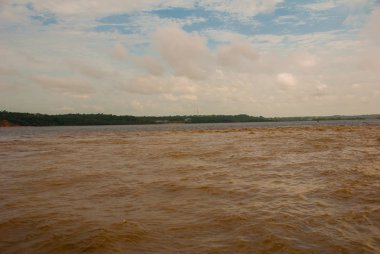 Manaus, Amazonas, Brezilya: Iki renkli nehir, Rio Negro, Solimoes birleşmesi. Toplantı, çok renkli sular karışmaz ve yan yana şekilde devam, böylece her nehir kendi co ile kalır