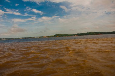 Manaus, Amazonas, Brezilya: Iki renkli nehir, Rio Negro, Solimoes birleşmesi. Toplantı, çok renkli sular karışmaz ve yan yana şekilde devam, böylece her nehir kendi co ile kalır