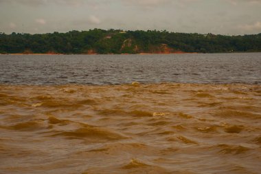 Manaus, Amazonas, Brezilya: Iki renkli nehir, Rio Negro, Solimoes birleşmesi. Toplantı, çok renkli sular karışmaz ve yan yana şekilde devam, böylece her nehir kendi co ile kalır
