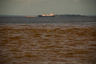 Manaus, Amazonas, Brezilya: Iki renkli nehir, Rio Negro, Solimoes birleşmesi. Toplantı, çok renkli sular karışmaz ve yan yana şekilde devam, böylece her nehir kendi co ile kalır