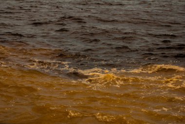 Manaus, Amazonas, Brezilya: Iki renkli nehir, Rio Negro, Solimoes birleşmesi. Toplantı, çok renkli sular karışmaz ve yan yana şekilde devam, böylece her nehir kendi co ile kalır