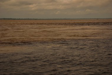 Manaus, Amazonas, Brezilya: Iki renkli nehir, Rio Negro, Solimoes birleşmesi. Toplantı, çok renkli sular karışmaz ve yan yana şekilde devam, böylece her nehir kendi co ile kalır