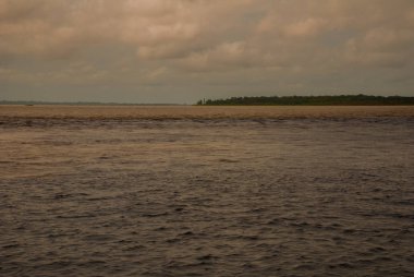 Manaus, Amazonas, Brezilya: Iki renkli nehir, Rio Negro, Solimoes birleşmesi. Toplantı, çok renkli sular karışmaz ve yan yana şekilde devam, böylece her nehir kendi co ile kalır