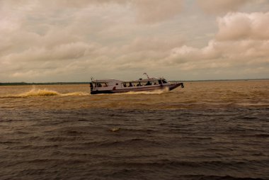 Manaus, Amazonas, Brezilya: Iki renkli nehir, Rio Negro, Solimoes birleşmesi. Toplantı, çok renkli sular karışmaz ve yan yana şekilde devam, böylece her nehir kendi co ile kalır