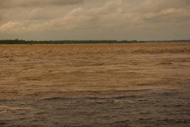 Manaus, Amazonas, Brezilya: Iki renkli nehir, Rio Negro, Solimoes birleşmesi. Toplantı, çok renkli sular karışmaz ve yan yana şekilde devam, böylece her nehir kendi co ile kalır