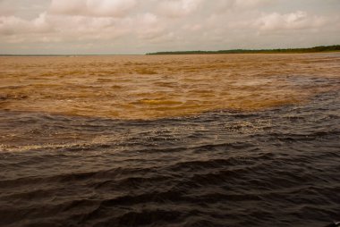 Manaus, Amazonas, Brezilya: Iki renkli nehir, Rio Negro, Solimoes birleşmesi. Toplantı, çok renkli sular karışmaz ve yan yana şekilde devam, böylece her nehir kendi co ile kalır