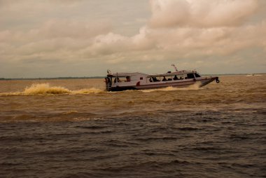 Manaus, Amazonas, Brezilya: Iki renkli nehir, Rio Negro, Solimoes birleşmesi. Toplantı, çok renkli sular karışmaz ve yan yana şekilde devam, böylece her nehir kendi co ile kalır