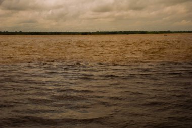 Manaus, Amazonas, Brezilya: Iki renkli nehir, Rio Negro, Solimoes birleşmesi. Toplantı, çok renkli sular karışmaz ve yan yana şekilde devam, böylece her nehir kendi co ile kalır