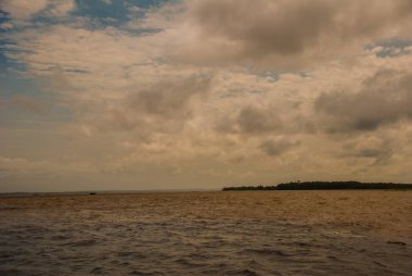 Manaus, Amazonas, Brezilya: Iki renkli nehir, Rio Negro, Solimoes birleşmesi. Toplantı, çok renkli sular karışmaz ve yan yana şekilde devam, böylece her nehir kendi co ile kalır