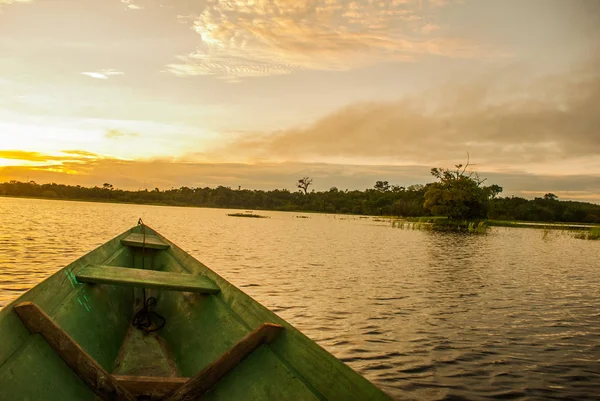 Hermoso amanecer en el río. Vista desde el barco en el río Amazonas, con un denso bosque en la orilla y el cielo azul, Anazonas, Brasil — Foto de Stock