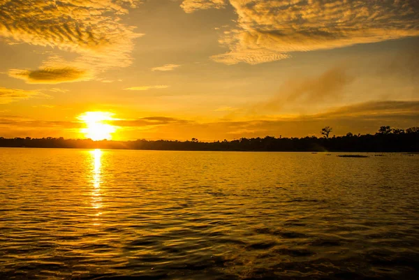Amazon nehri, Amazonas, Brezilya: Amazon nehri üzerinde güzel gündoğumu. nehir ve gökyüzü manzaralı manzara. — Stok fotoğraf