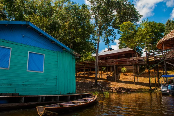 Река Амазонка, Манхэттен, Амазонас, Бразилия: пейзаж с видом на реку Амазонию с домами . — стоковое фото