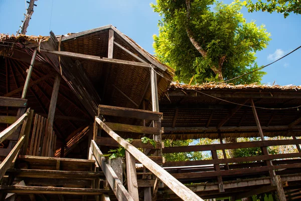 Río Amazonas, Manaus, Amazonas, Brasil: Puente de madera y casas. Lodge para turistas en la isla en el río Amazonas . — Foto de Stock