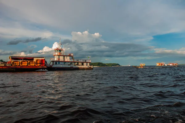 Port de Manaus, Amazonie, Brésil. Vue du navire au port de Manaus . — Photo