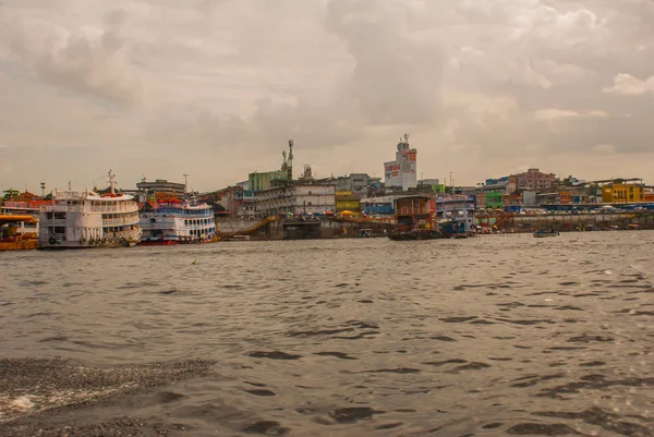 Porto di Manaus, Amazzonia - Brasile. Barche tipiche amazzoniche nel porto di Manaus Amazonas — Foto Stock