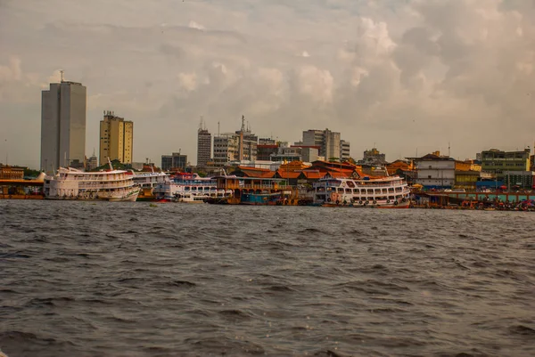 Hafen von Manaus, Amazonien - Brasilien. typische Amazonas-Boote im Hafen von Manaus amazonas — Stockfoto