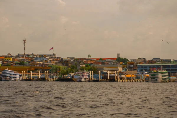 Manaus, Amazonas, Brésil : Port de Manaus, Amazonie. Bateaux typiques amazoniens dans le port de Manaus Amazonas — Photo