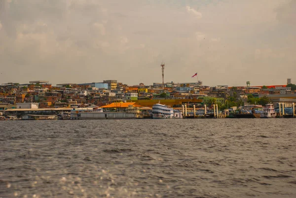 Manaus, Amazonas, Brésil : Port de Manaus, Amazonie. Bateaux typiques amazoniens dans le port de Manaus Amazonas — Photo