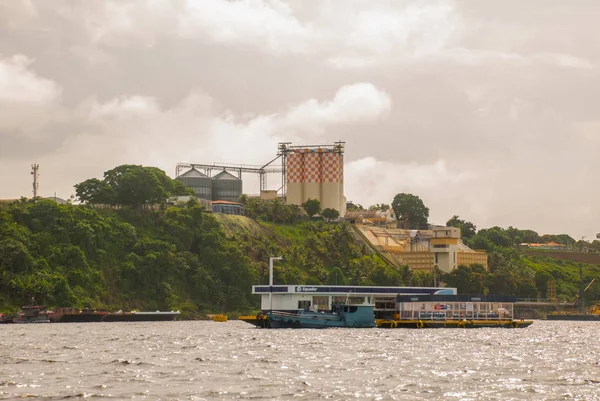 Manaus, Amazonien, Brasilien: beliebte Ausflugsziele auf dem Schiff. Blick vom Boot auf die Hafenstadt Manaus. — Stockfoto