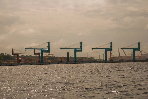 Manaus, Amazonas, Brezilya: Gemide popüler turist gezisi. Liman kenti Manaus'a tekneyle bak.