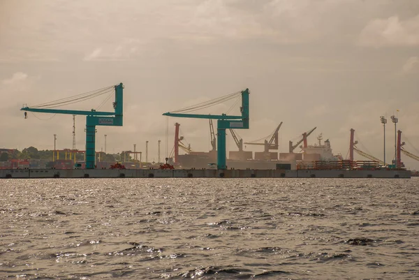 Manaus, Amazonas, Brezilya: Gemide popüler turist gezisi. Liman kenti Manaus'a tekneyle bak.