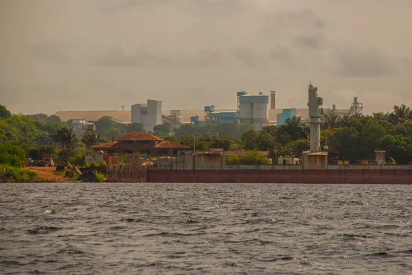 Manaus, Amazonas, Brasil: Viagem turística popular no navio. Vista do barco para a cidade portuária de Manaus . — Fotografia de Stock