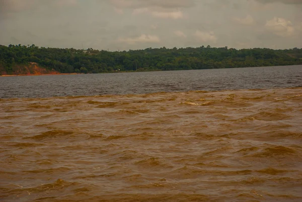 Manaus, Amazonas, Brasil: A fusão dos dois rios coloridos, Rio Negro, Solimoes. Reunião, as águas multi-coloridas não se misturam, e continuam o caminho lado a lado, assim cada rio permanece com o próprio co — Fotografia de Stock