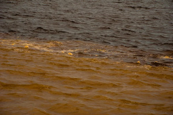 马纳斯，亚马逊，巴西：两个彩色河的合并，里奥内格罗，索利莫斯。会议，多彩的水域不混合，并继续并排的方式，因此每条河流保持与自己的共同 — 图库照片