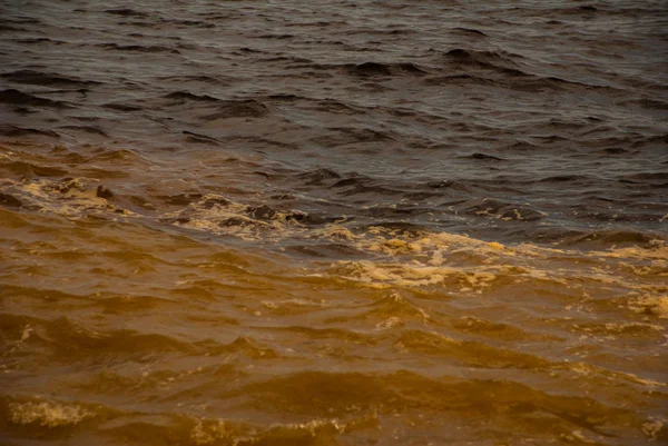 Manaus, Amazonas, Brezilya: Iki renkli nehir, Rio Negro, Solimoes birleşmesi. Toplantı, çok renkli sular karışmaz ve yan yana şekilde devam, böylece her nehir kendi co ile kalır — Stok fotoğraf