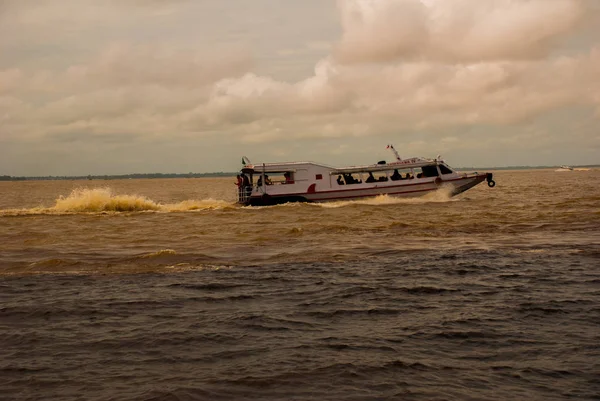 Manaus, Amazonas, Brésil : La fusion des deux rivières colorées, Rio Negro, Solimoes. Réunion, les eaux multicolores ne se mélangent pas, et continuent le chemin côte à côte, ainsi chaque rivière reste avec le propre co — Photo