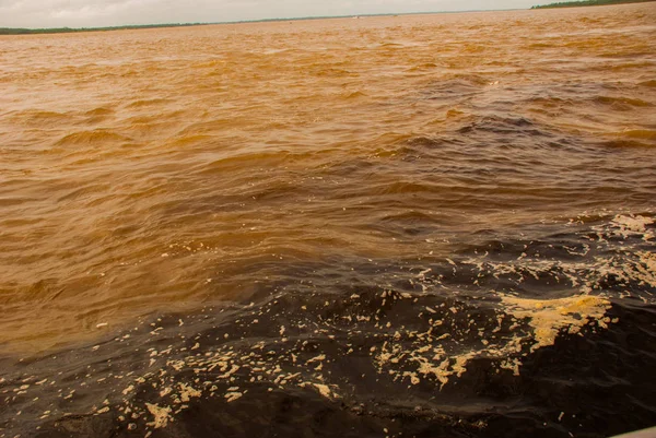 Manaus, Amazonas, Brasil: A fusão dos dois rios coloridos, Rio Negro, Solimoes. Reunião, as águas multi-coloridas não se misturam, e continuam o caminho lado a lado, assim cada rio permanece com o próprio co — Fotografia de Stock